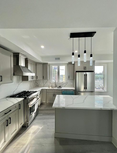 1st image of 18 Dunreath St Suite 3