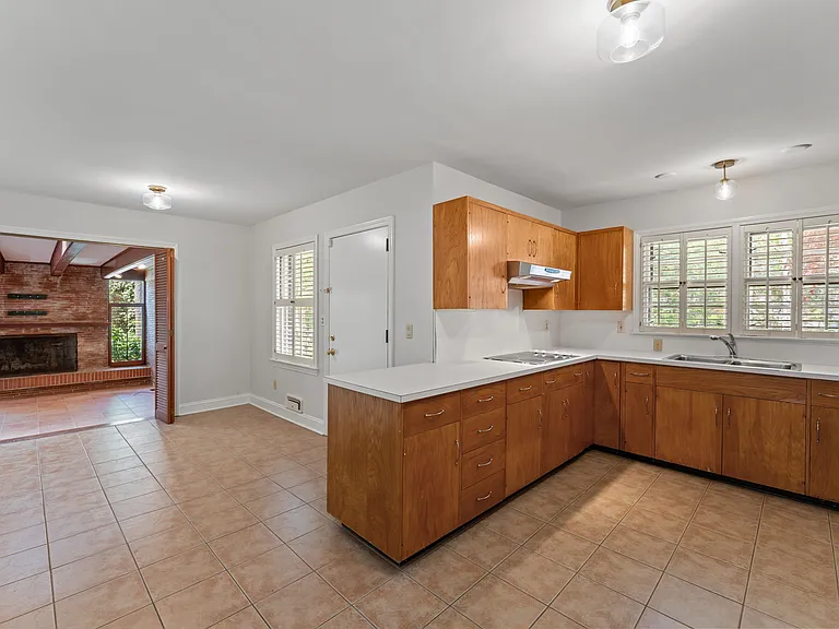 225 Arbutus Rd — Photo 19