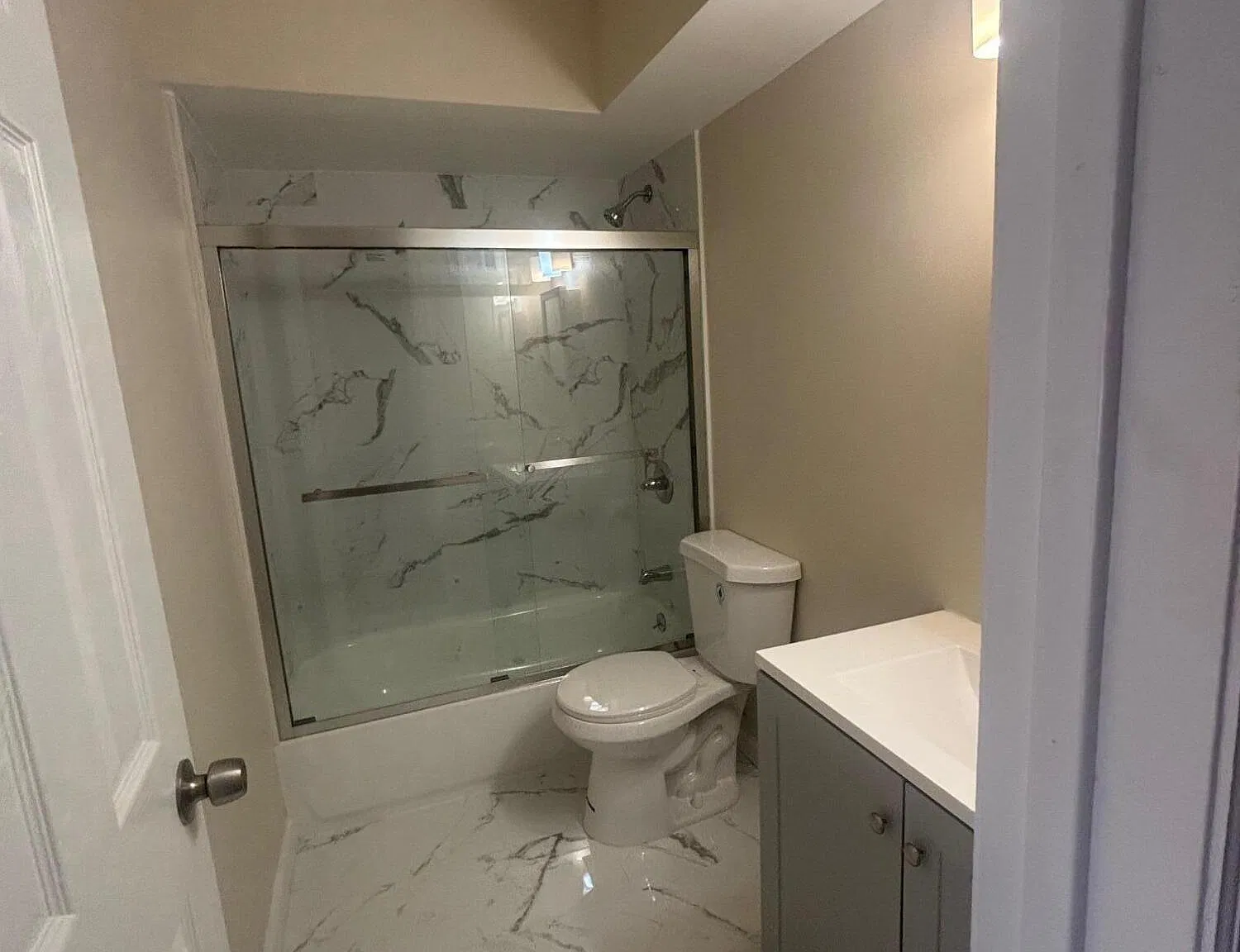 3 bed, 2.0 bath, 10000 sqft, $3,200 — Photo 3