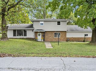 1304 S Rinker Ave, Aurora, MO 65605