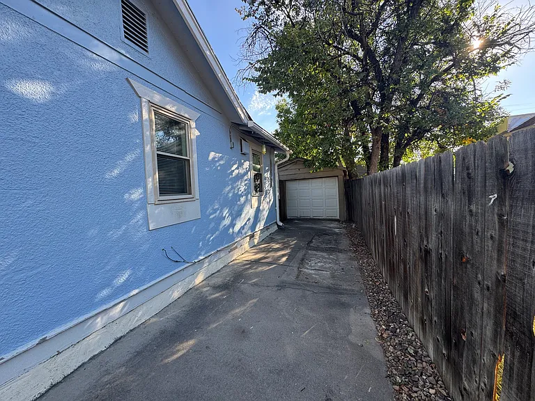 1738 Dallas St — Photo 24