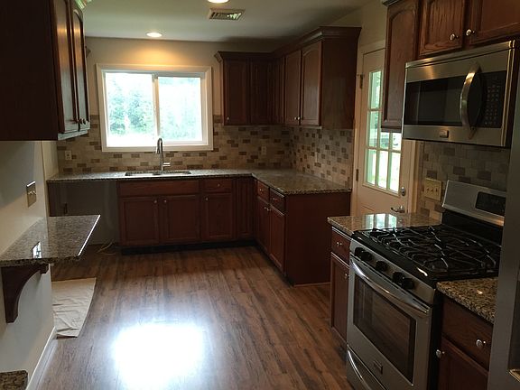 3rd image of 102 Willow Brook Rd