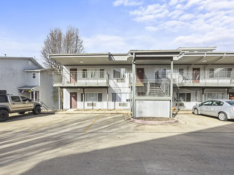 Molly Court — Photo 10