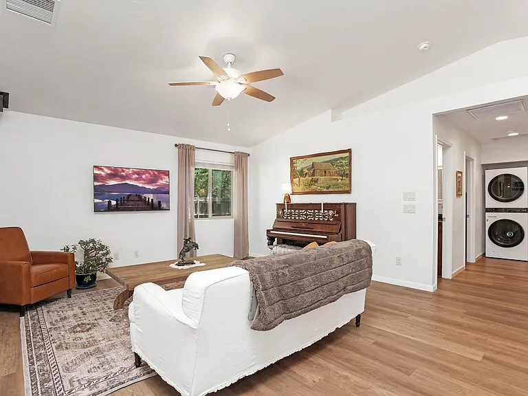 263 E Hollomon St — Photo 8