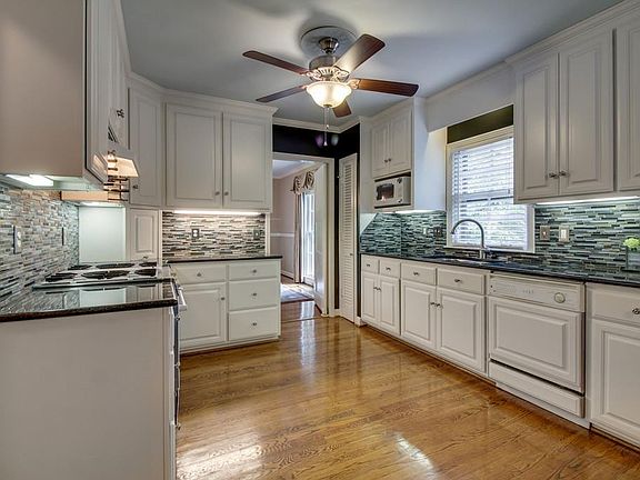 Chef's kitchen with eat-in area.