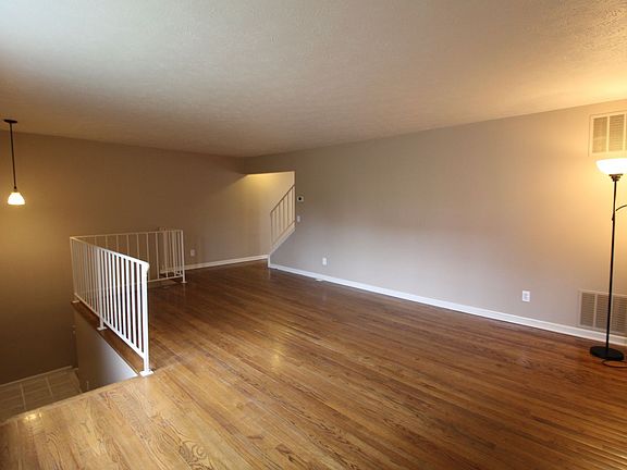 3rd image of 907 Meadowlark Dr