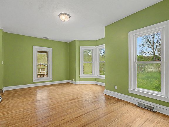 4th image of 748 Dewey Ave