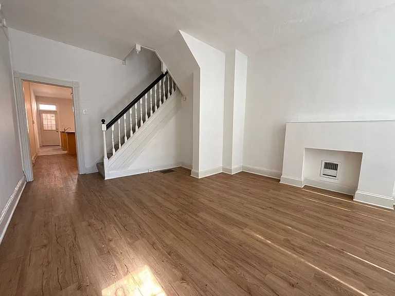 450 E Lorraine Ave — Photo 2
