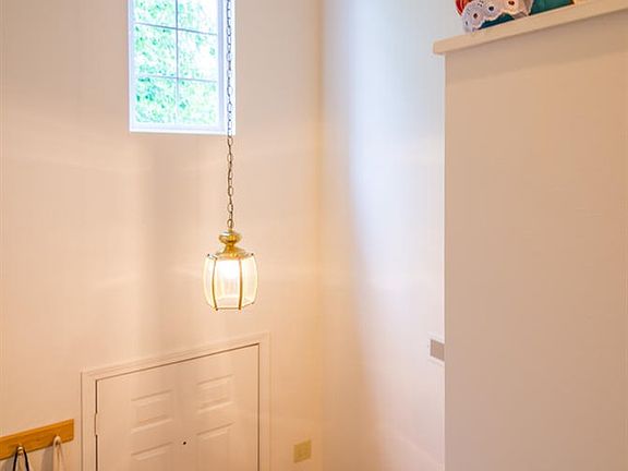 5th image of 646 Bayberry Ct W