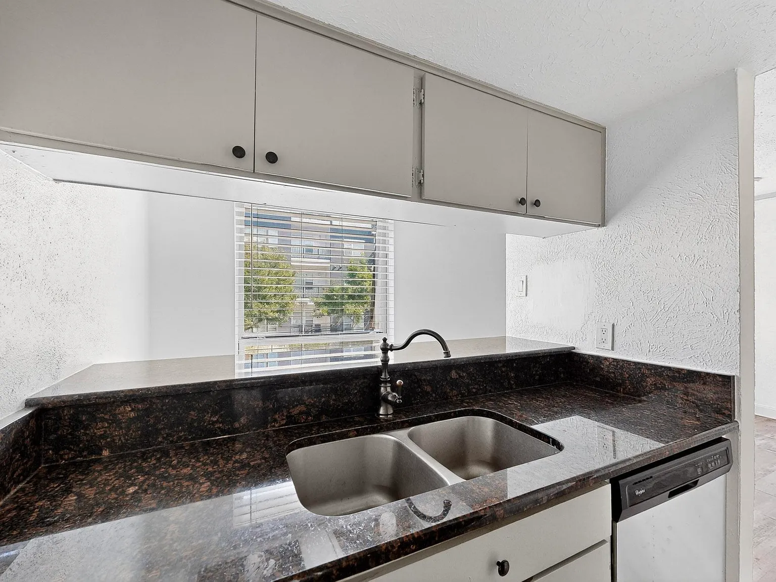 1 bed, 575 sqft, $1,295 — Photo 3