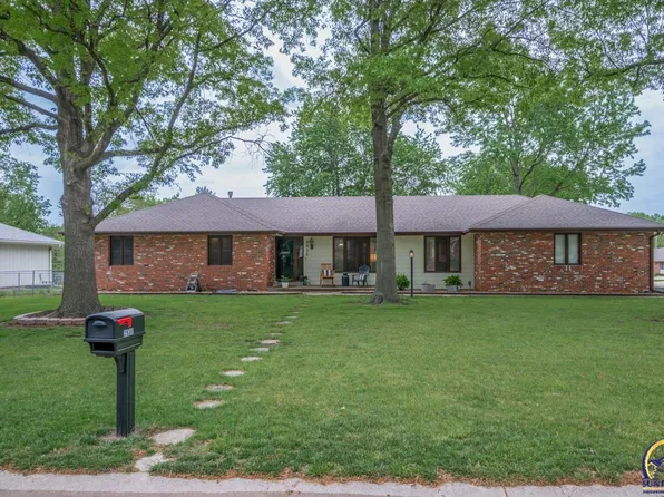 2936 SE Skylark Dr, Topeka, KS 66605