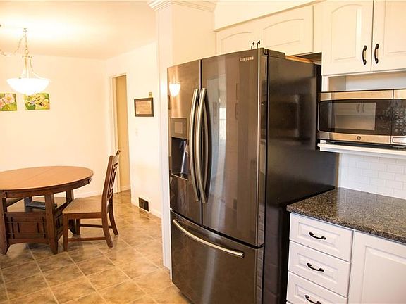 5th image of 404 Primrose Dr