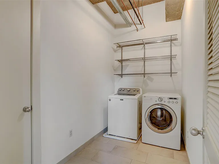 204 Travis St #4D — Photo 9