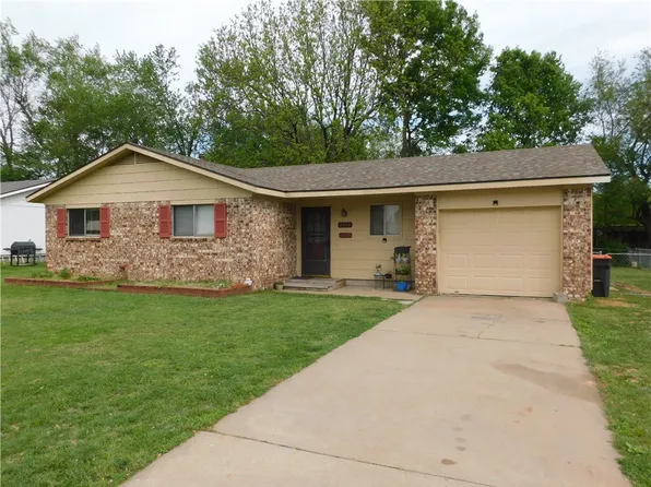 2402 Woodland Ave, Springdale, AR 72762