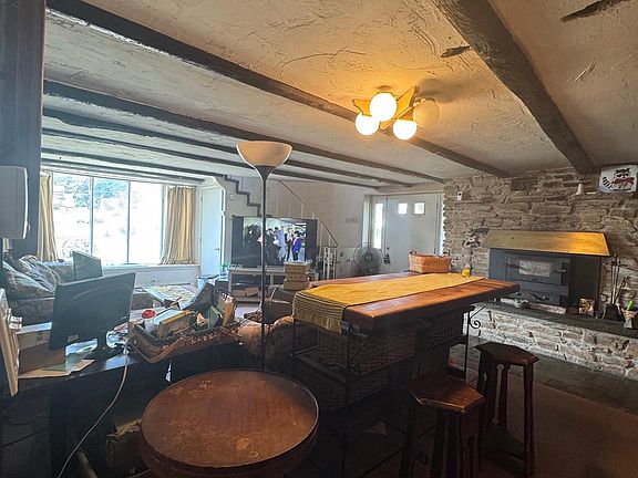 4th image of 836 E Bristol Rd