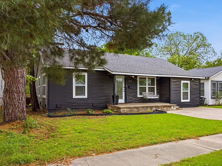 2712 Frazier Ave — Photo 3