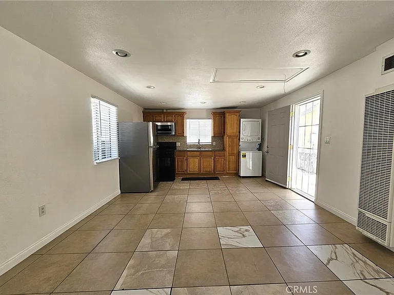 656 W 21st St — Photo 8