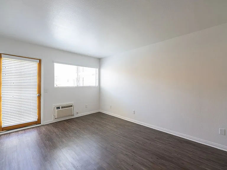 1611 S Bundy Dr — Photo 12