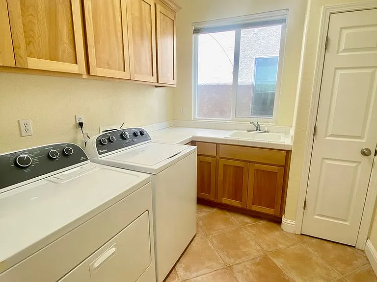 2319 Glacier Pl #B — Photo 6