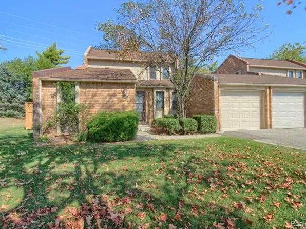 2906 Moon Lake Dr S, West Bloomfield, MI 48323