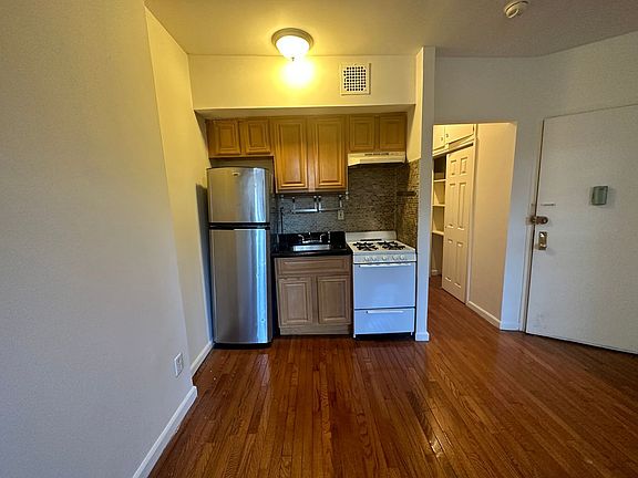2nd image of 336 E 61st St #10