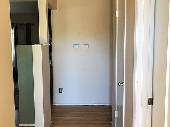 3rd image of 2525 Vancouver Ave