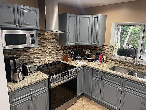 3rd image of 2200 NE 32nd Avenue