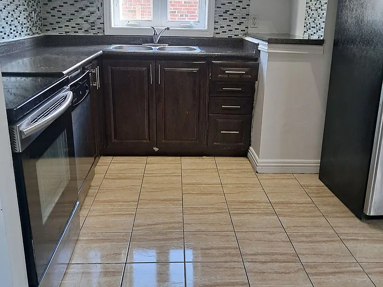 464 Warden Ave — Photo 3