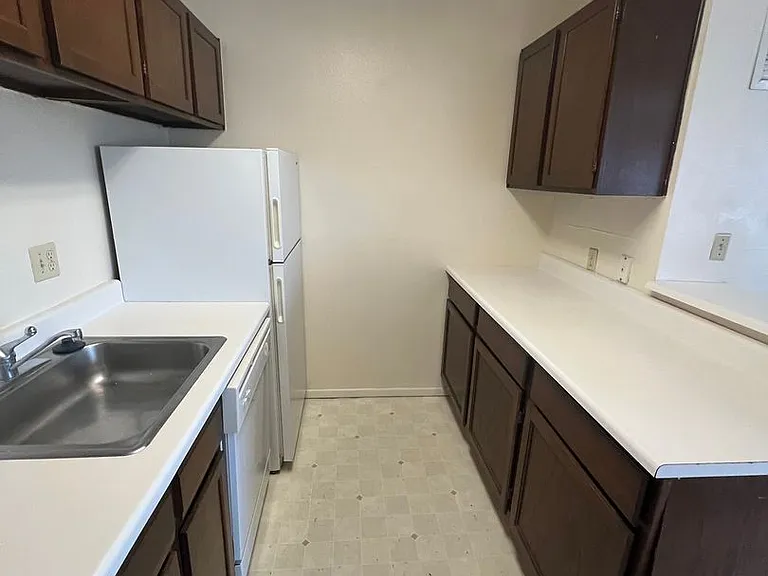 Hilltop House Apartments — Photo 10
