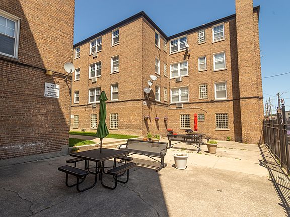 4th image of 2437 W Farragut Ave APT 1B