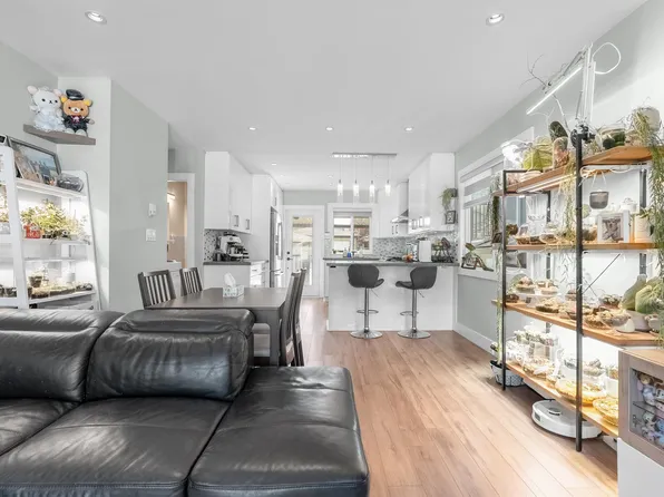 2576 E 27th Ave, Vancouver, BC V5R 1N1