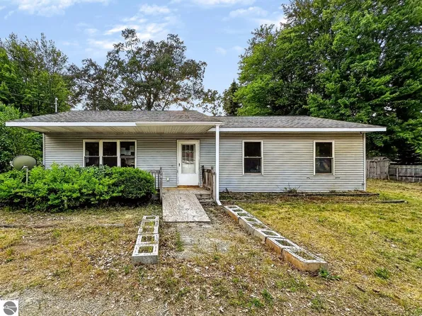 405 Maple St, Lake, MI 48632