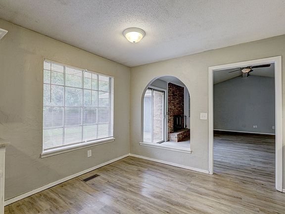 4th image of 12400 Springwood Dr