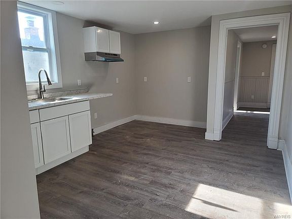 5th image of 141 Selkirk St