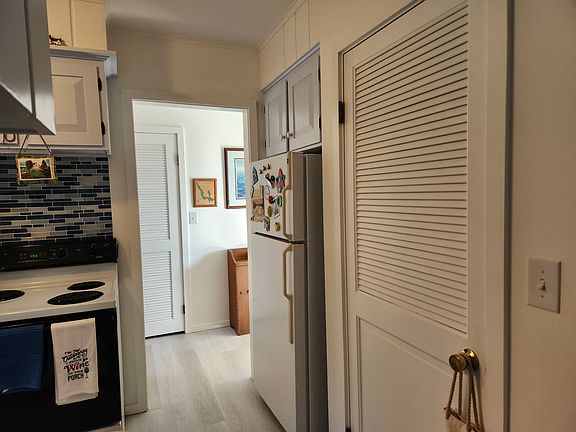 Entrance to kitchen from hall entry