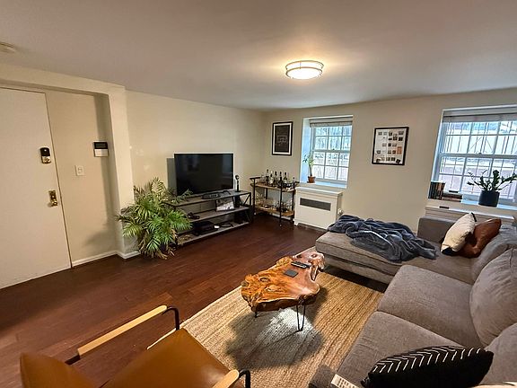 4th image of 106 Washington Pl APT 1