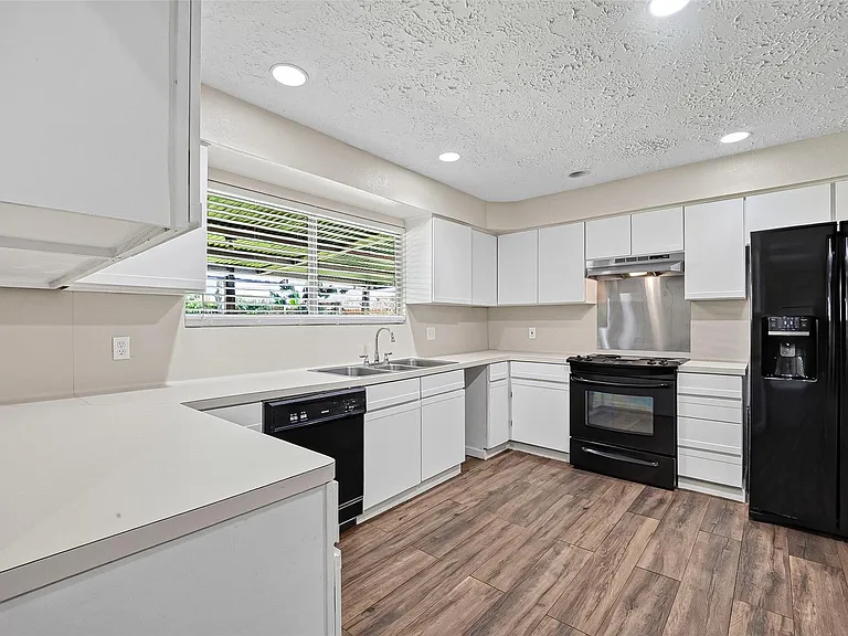 711 Leicester Ln — Photo 15