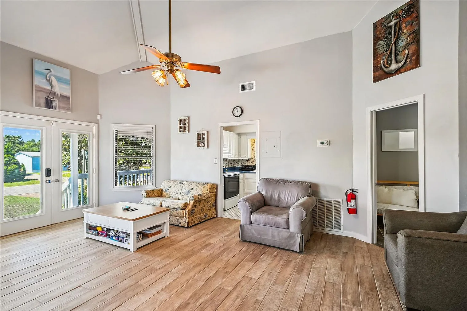 2 bed, 1.0 bath, 1001 sqft, $4,193 — Photo 2