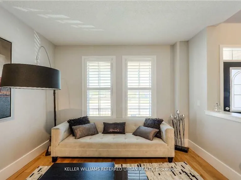 118 Earlsbridge Blvd S — Photo 2