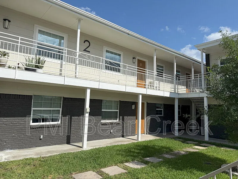 2 bed, 1.0 bath, 704 sqft, $1,100 — Photo 2