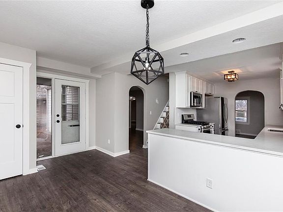 5th image of 7129 Douglas Ave