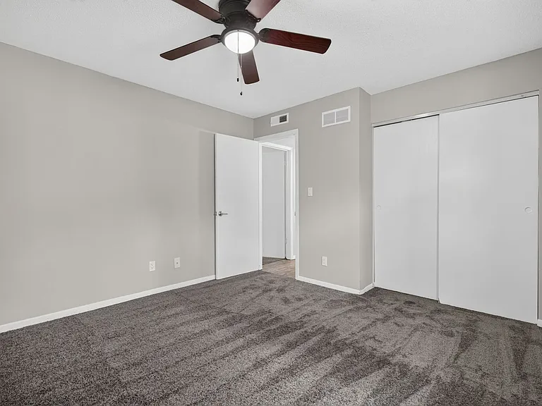 Hollow Hills Apartments — Photo 113