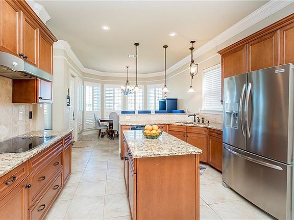 4th image of 613 Lakeshore Village Dr