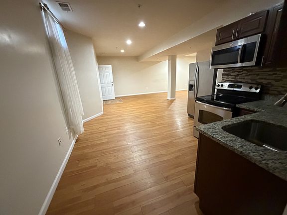 3rd image of 1501 Fallsgrove Ln