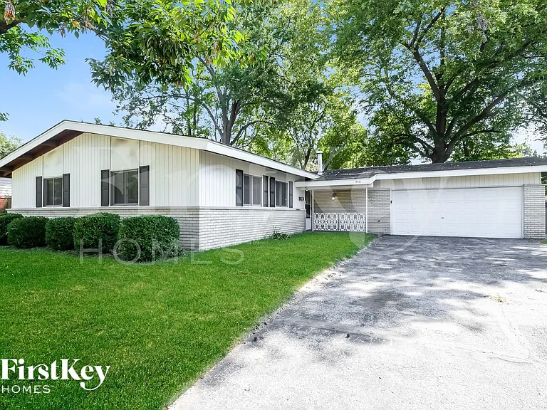 440 Durwood Dr — Photo 2