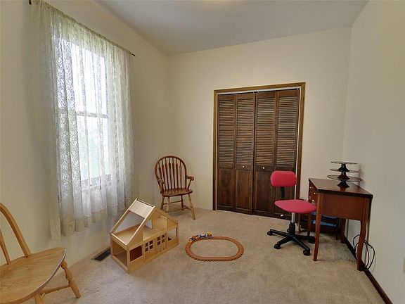 5th image of 614 Silverbow Ave