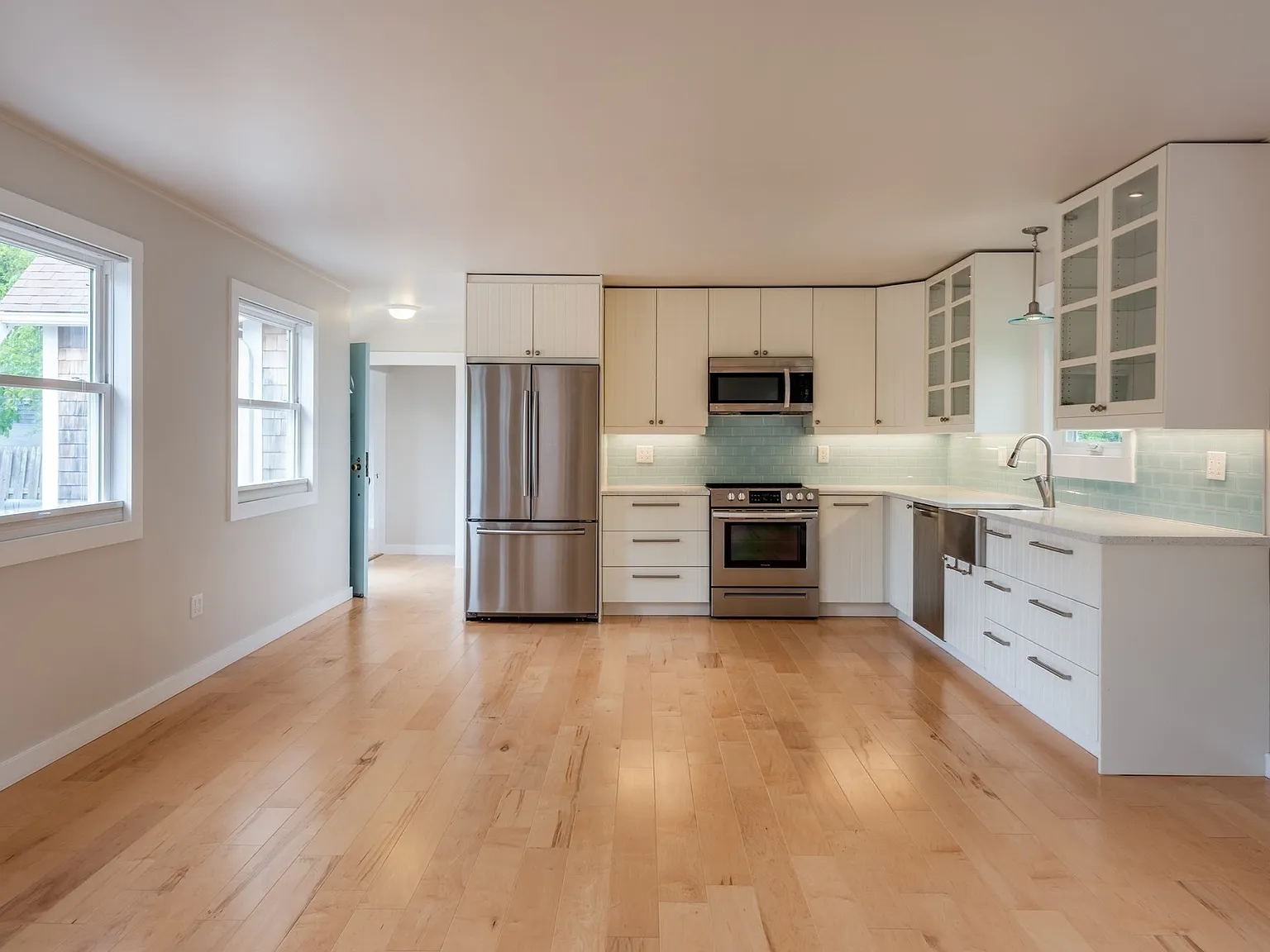 2 bed, 1.0 bath, 881 sqft, $3,200 — Photo 2
