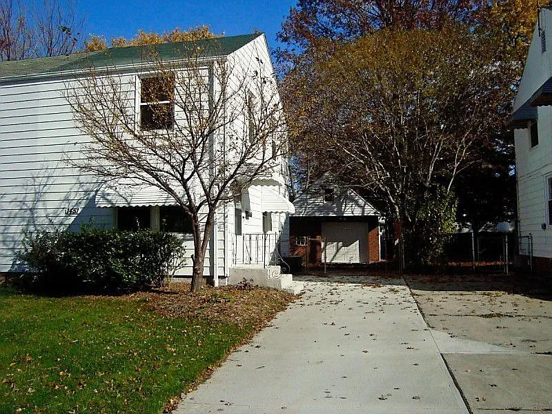 1451 E 250th St photo 1