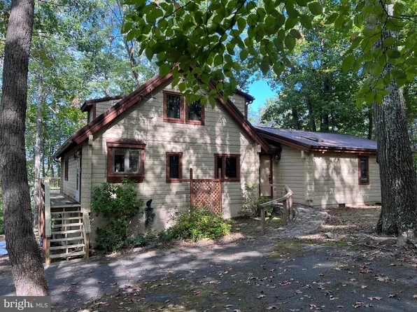97 Retreat Ln, Berkeley Springs, WV 25411
