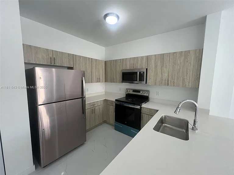 1010 SW 69th Ave #104 — Photo 8